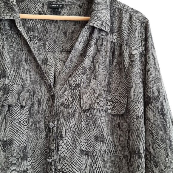 TORRID / Light Georgette Utility Button Down Blouse Snake Pattern Sz 2X - Picture 6 of 16